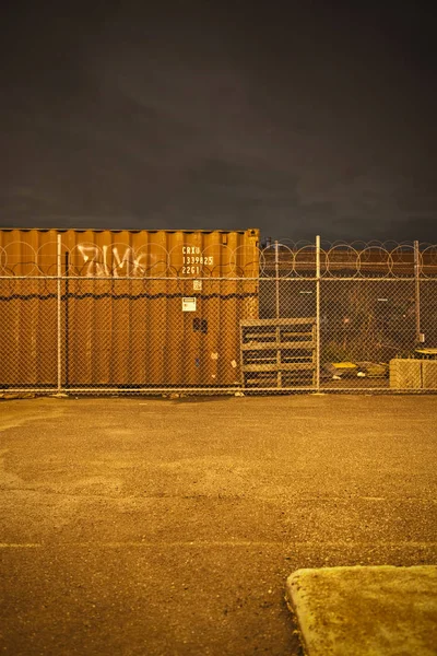 Local industrial à noite com luzes de rua brilhantes acima — Fotografia de Stock