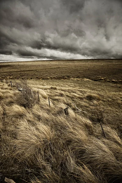 Ominous Cloudscape Rolling In Over Barren Landscape — Stock Photo, Image