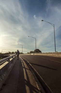 Üstgeçitte duran fotoğrafçı aşağıda fotoğraf çekiyor.