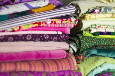Çeşitli Renkli Kumaşlar Düzenli Katlandı