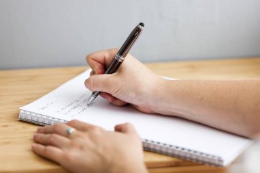 Not Defterine Elle Giren Kız