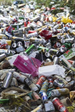 Bira Kutuları Merdivenin Altında Terk Edildi