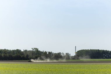 Traktör Arkasında Toz Parçası Oluşturuyor
