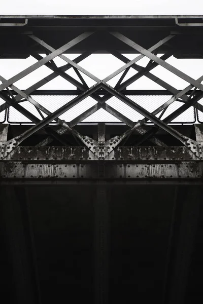 Spoorbrug met perfecte symmetriestructuur — Stockfoto