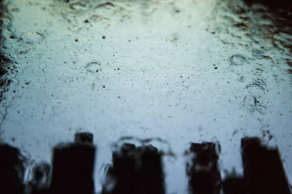Краплі води на вітровому склі автомобіля в автомийці — стокове фото