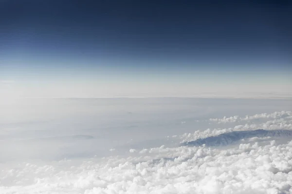 Nuages construisant autour du bord des montagnes au-dessus du paysage naturel — Photo