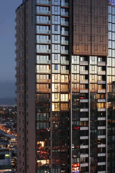 Prachtig nieuw appartementencomplex perfect weerspiegelt zonsondergang — Stockfoto