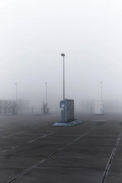 Fabrikhalle früh am nebligen Morgen — Stockfoto