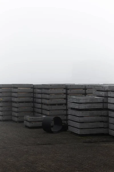 Blocos de concreto empilhados ordenadamente aguardando uso — Fotografia de Stock