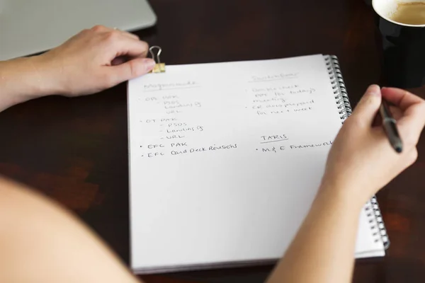Chica escritura a mano una lista de tareas pendientes —  Fotos de Stock