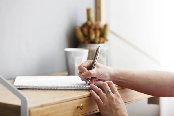 Handstil En anteckning på små hem skrivbord — Stockfoto