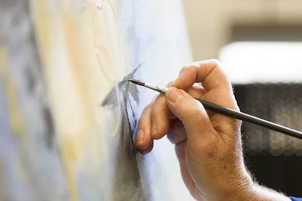 Konstnär som håller målarborste till Canvas — Stockfoto