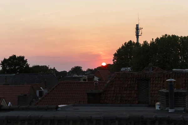 Perfekter Sonnenuntergang über holländischen Dächern — Stockfoto