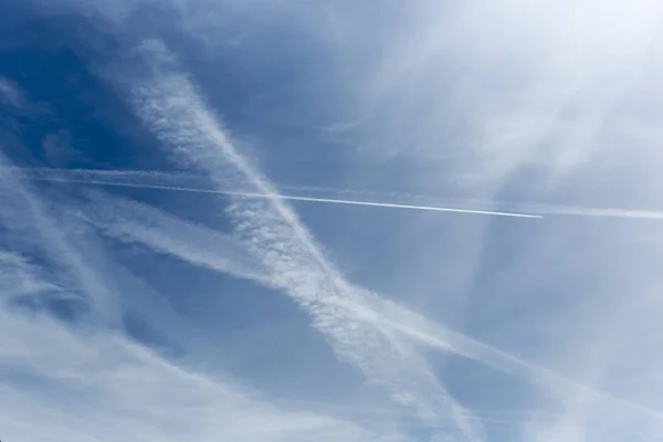 Gökyüzündeki Jet Stream Bulut Tasarım Hatları — Stok fotoğraf