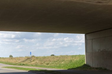 Köprü Beton Yapısı Doğada Şehir Çerçevesi Oluşturuyor