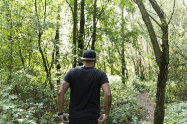 Ormanda Dolaşan Genç Adam