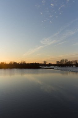 Donmuş gölün üzerinde kesinlikle çarpıcı bir gün batımı var.