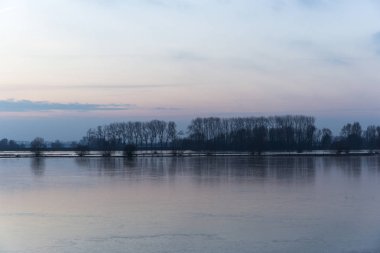 Muhteşem Günbatımı Mor ve Gökyüzünde Pembe