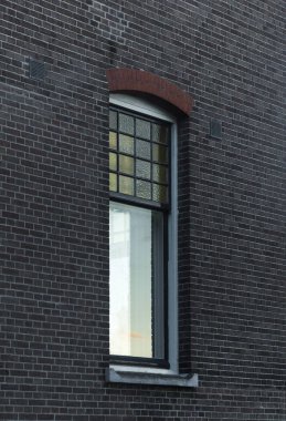 Muhteşem Günbatımı Renkleri Yansıyan Şehir Apartmanı Penceresi