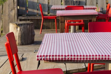 Damalı Kırmızı Açık Masa Ayarları