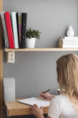 Yapılacaklar Listesi Görevlerini Yazan Kız