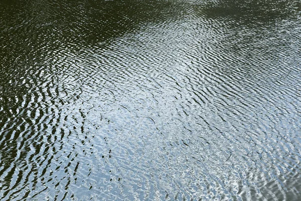 Мягкое просочившееся воздействие на поверхность воды — стоковое фото