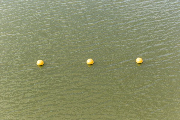Κίτρινα αγκυροβόλια που επιπλέουν στον ποταμό — Φωτογραφία Αρχείου