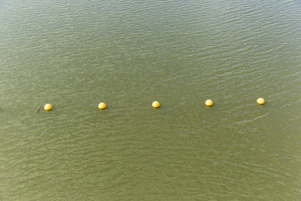 Bouées jaunes flottant dans la rivière — Photo