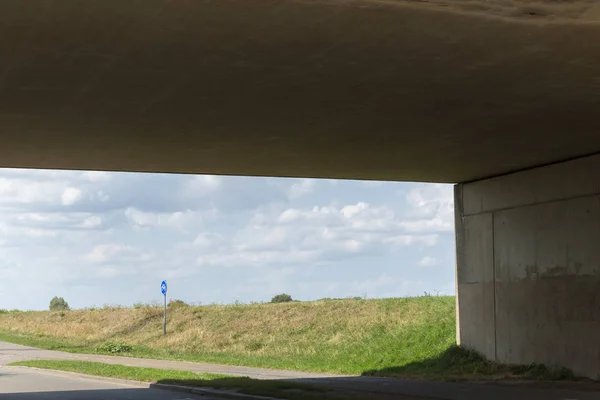 Γέφυρα σκυροδέματος δομή δημιουργία αστικού πλαισίου στη φύση — Φωτογραφία Αρχείου