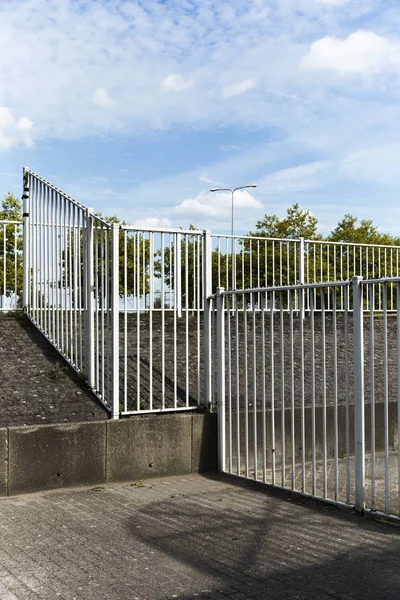 Weißer Stahlzaun auf Parkplatz — Stockfoto