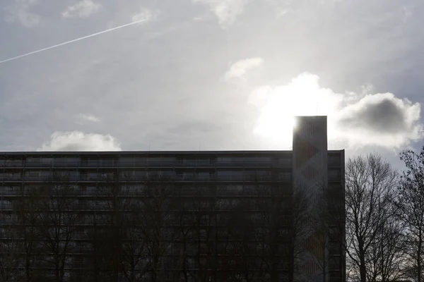 Sonne versteckt sich hinter dem Schatten eines Mehrfamilienhauses — Stockfoto