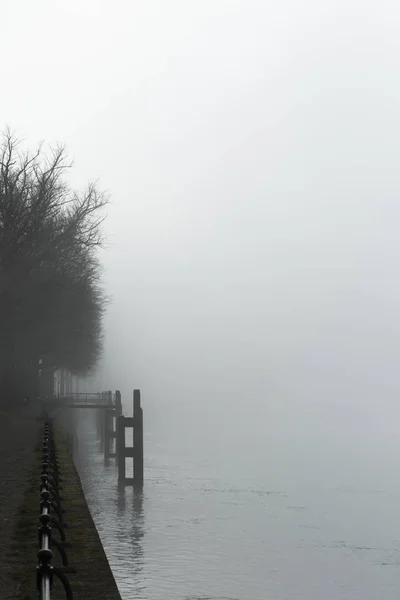 早朝霧が水の上を転がる — ストック写真