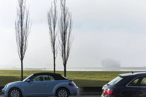 Morgendlicher Ansturm auf die Arbeit in ländlicher holländischer Landschaft — Stockfoto