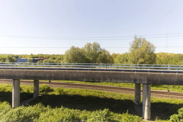 Stedelijke treinbrug over de spoorlijn — Stockfoto