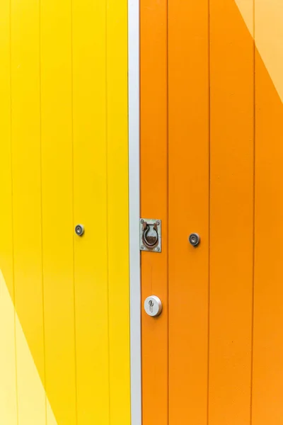 Porta de fábrica de madeira moderna e colorida — Fotografia de Stock
