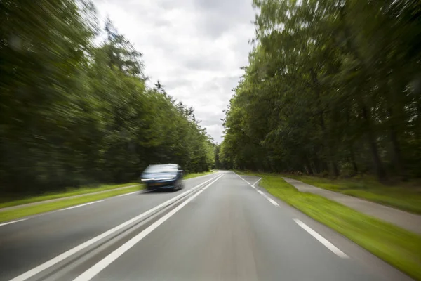 Θολούρα κίνησης με αυτοκίνητο που διέρχεται από την χώρα δρόμο — Φωτογραφία Αρχείου