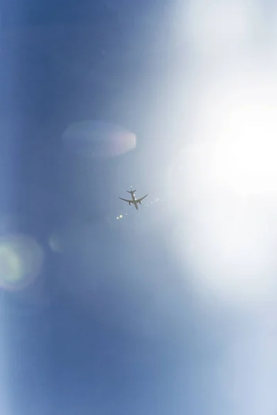 目的地に太陽を直接通過する国際航空機 — ストック写真