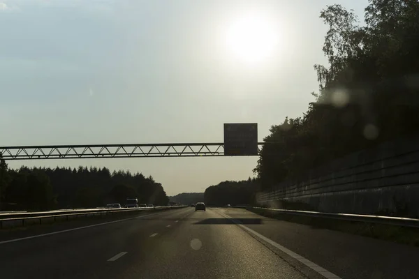 Over de snelweg rijden in de zomer 's middags — Stockfoto