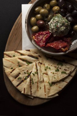 Kurutulmuş domateslerle servis edilen Pita Ekmeği, Zeytin ve Tzatziki Dip