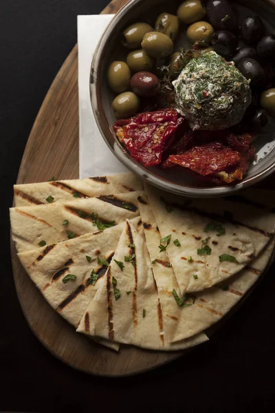 Kurutulmuş domateslerle servis edilen Pita Ekmeği, Zeytin ve Tzatziki Dip