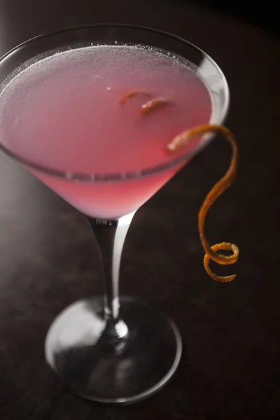 Блестящий розовый косметический напиток с апельсиновым соусом — стоковое фото