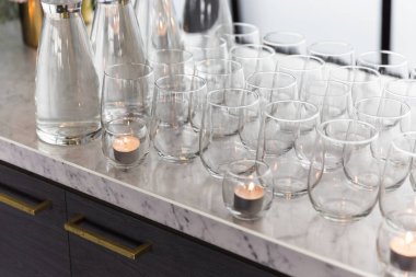 Süslü Bardaklar Zarifçe Barda Oturuyor