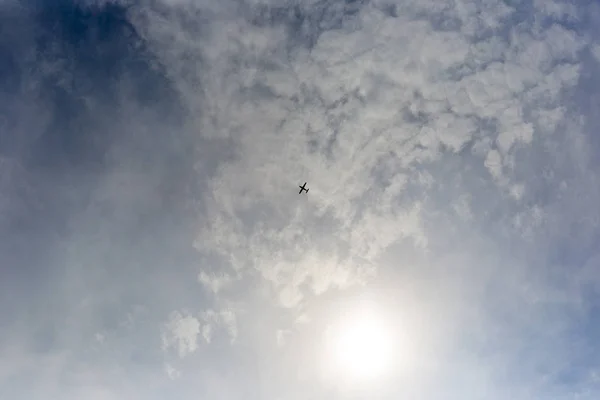 Cessna flyger högt över solen på en vacker sommardag — Stockfoto