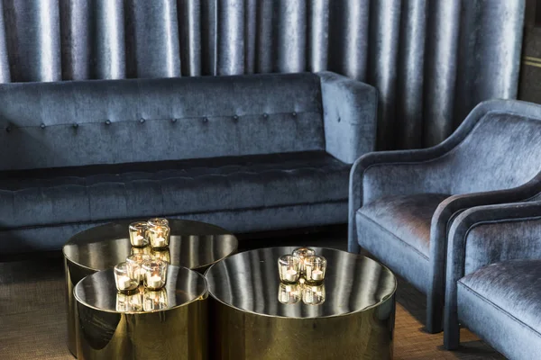 Luxo verde sofá configuração com velas — Fotografia de Stock