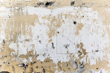 Beyaz boyayla beton yüzey aşınıyor