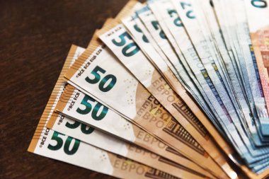 Ahşap yüzeyde Avro kağıt faturaları yığını