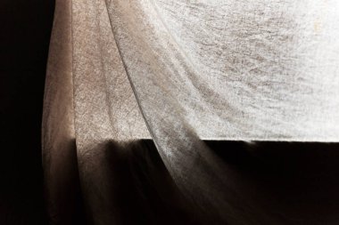 İnce sayfa pencereden içeri giren doğal ışığı engelliyor.