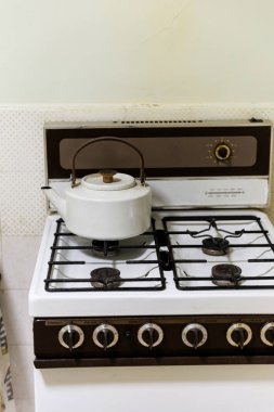 Antika çaydanlıklı Retro tarzı soba üstü