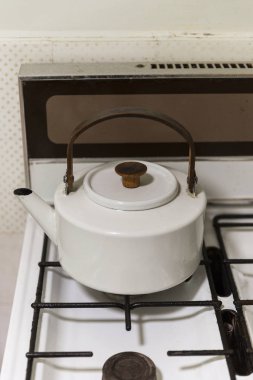 Sobanın tepesindeki Retro tarzı çaydanlık
