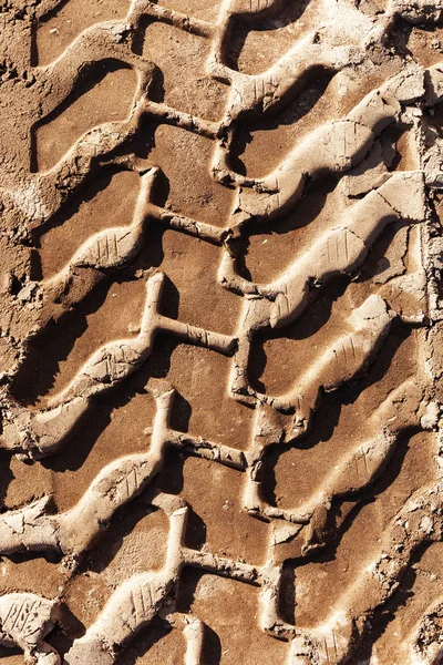 Pista de barro de neumáticos secos en el suelo del sitio de construcción — Foto de Stock